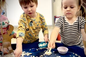 świąteczne zabawy sensoplastyczne