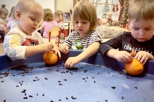 świąteczne zabawy sensoplastyczne