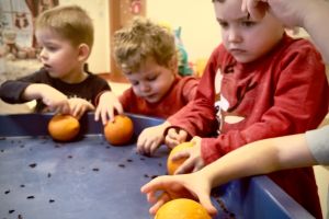 świąteczne zabawy sensoplastyczne