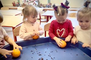 świąteczne zabawy sensoplastyczne