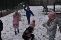 Zabawy zimowe na śniegu