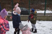 Zabawy zimowe na śniegu