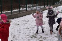 Zabawy zimowe na śniegu
