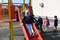 Wiosenne zabawy na placu zabaw