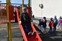 Wiosenne zabawy na placu zabaw