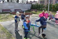 Wiosenne zabawy na placu zabaw