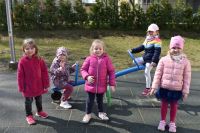 Wiosenne zabawy na placu zabaw