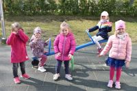 Wiosenne zabawy na placu zabaw