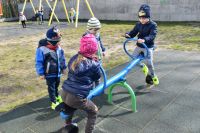 Wiosenne zabawy na placu zabaw