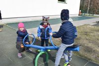 Wiosenne zabawy na placu zabaw