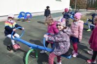 Wiosenne zabawy na placu zabaw