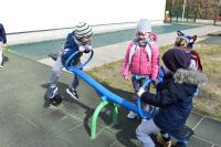 Wiosenne zabawy na placu zabaw