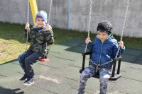 Wiosenne zabawy na placu zabaw