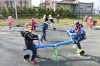 Wiosenne zabawy na placu zabaw