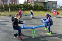 Wiosenne zabawy na placu zabaw