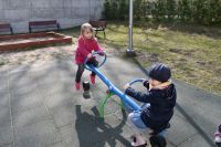 Wiosenne zabawy na placu zabaw