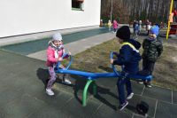 Wiosenne zabawy na placu zabaw