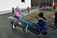 Wiosenne zabawy na placu zabaw