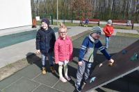 Wiosenne zabawy na placu zabaw