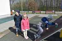 Wiosenne zabawy na placu zabaw