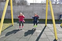 Wiosenne zabawy na placu zabaw