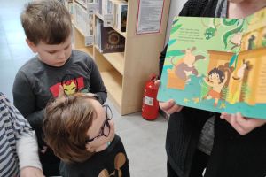 wizyta w Gminnej Bibliotece Publicznej w Małej Nieszawce