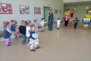 Pierwsze dni dzieci z grupy biedronek w przedszkolu