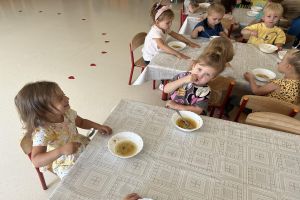 Pierwsze dni dzieci z grupy biedronek w przedszkolu