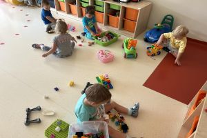 Pierwsze dni dzieci z grupy biedronek w przedszkolu