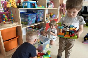 Pierwsze dni dzieci z grupy biedronek w przedszkolu