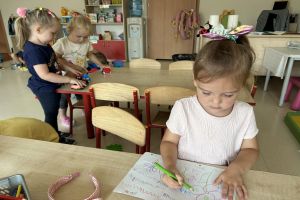 Pierwsze dni dzieci z grupy biedronek w przedszkolu