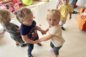 Pierwsze dni dzieci z grupy biedronek w przedszkolu