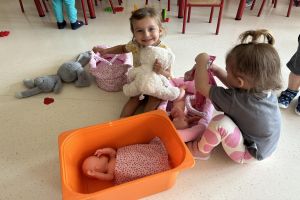 Pierwsze dni dzieci z grupy biedronek w przedszkolu