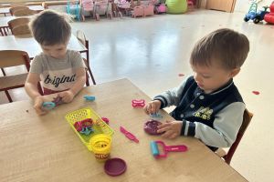 Pierwsze dni dzieci z grupy biedronek w przedszkolu