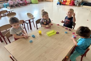 Pierwsze dni dzieci z grupy biedronek w przedszkolu