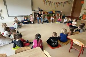 czytanie książek przez rodziców dzieci z grupy