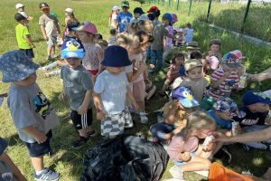 448653066_8369458209749496_1540507935899330672_nzabawy dzieci na boisku Orlik