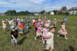 448713156_8369457093082941_6086640932042717642_nzabawy dzieci na boisku Orlik