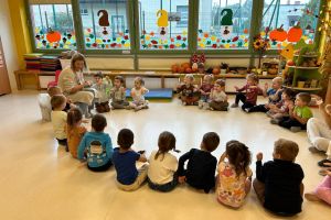 Rodzice czytają dzieciom