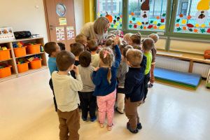 Rodzice czytają dzieciom