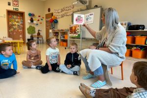 Rodzice czytają dzieciom