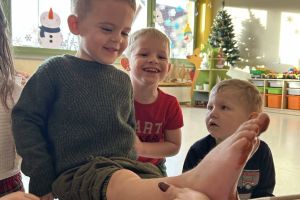 Świąteczne zabawy plastyczna