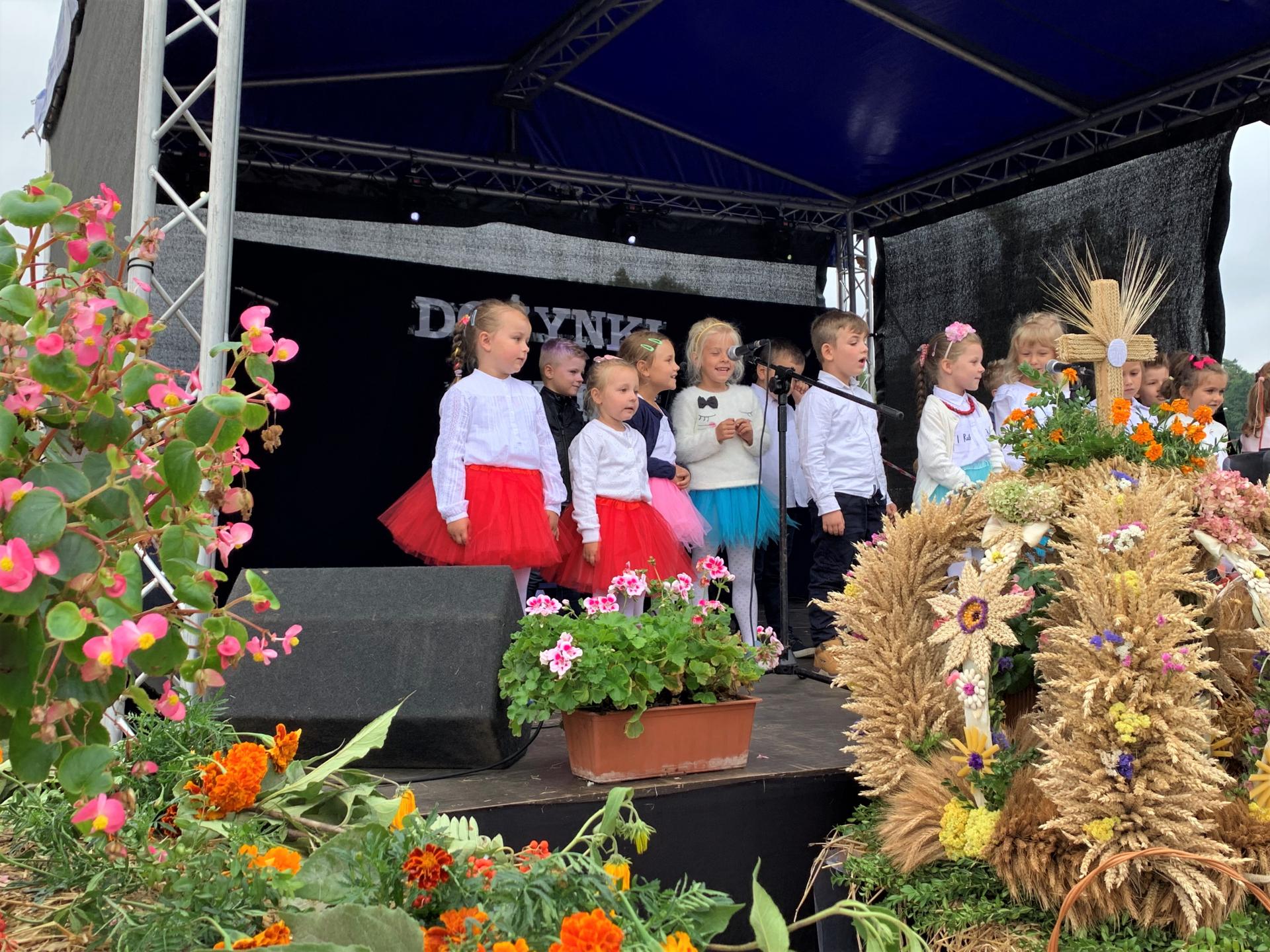 NASZE PRZEDSZKOLAKI PODCZAS DOŻYNEK 2019